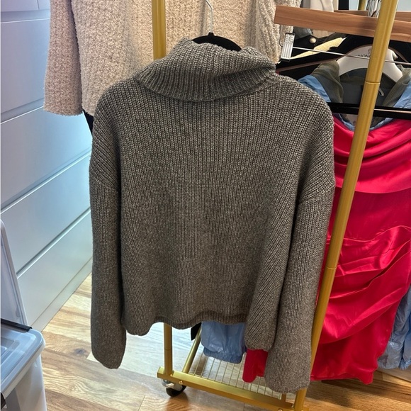 Steve Madden Gray Astro Crystal turtleneck size small - NWT Retail $119 - Picture 2 of 6